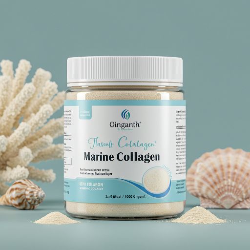 Imaginează-ți un borcan elegant din sticlă, cu un design minimalist, ce emană puritate și rafinament. Eticheta, în nuanțe subtile de albastru deschis și alb, sugerează legătura cu oceanul. În interior, o pulbere fină, de un alb-ivoriu delicat, se aseamănă cu perlele marine. Aceasta este colagenul marin hidrolizat, ingredientul prețios ce promite tinerețe și vitalitate.  Fundalul imaginii este estompat, lăsând să se întrezărească elemente naturale, precum scoici și corali, subliniind originea marină a produsului. Lumina caldă și naturală evidențiază textura fină a pudrei, conferindu-i o aură de lux și autenticitate.  Această imagine te invită să descoperi secretul frumuseții naturale și al sănătății articulațiilor, oferindu-ți o experiență vizuală ce inspiră încredere și armonie.